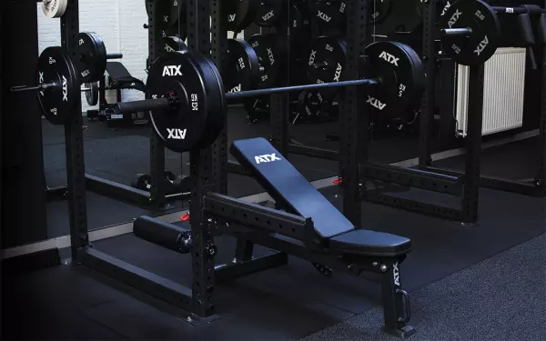 foto van een fitness bank met een barbell en 2 schijven van 20kg van ATX