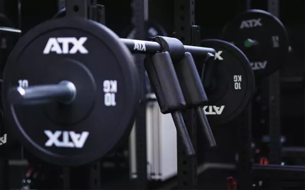 close up van een safety bar met schijven van 15kg eraan