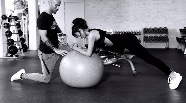 photo of personal trainer Dario Di Lorenzo and a female client performing a core exercise